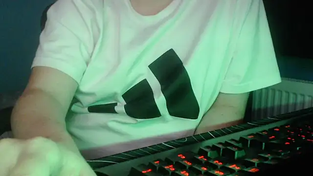 Snapshot of Scotland_100 chatting on 11.24.25 Scotland 100 online show from 11.24.25