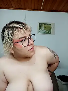 Snapshot of amalia_love chatting on 12.19.25 amalia love online show from 12.19.25