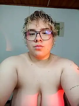 Snapshot of amalia_love chatting on 12.21.25 amalia love online show from 12.21.25