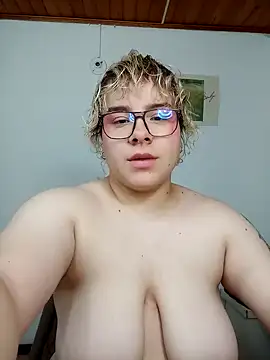 Snapshot of amalia_love chatting on 12.21.25 amalia love online show from 12.21.25