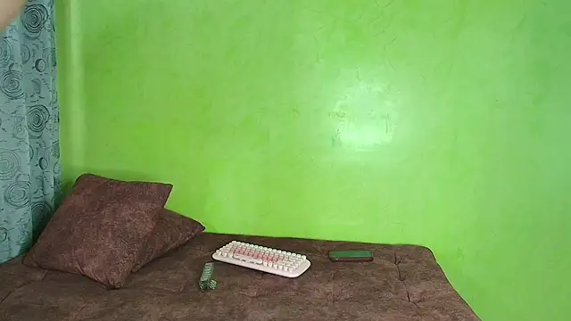 Snapshot of YellowCouple chatting on 10.01.25 YellowCouple online show from 10.01.25