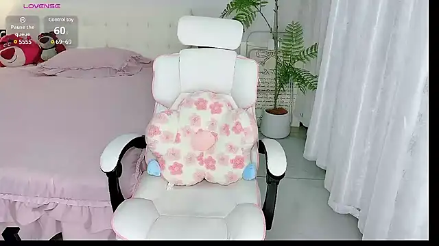 Snapshot of -Wendy__ chatting on 03.04.25 -Wendy online show from 03.04.25
