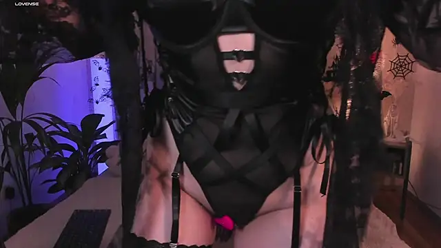 Snapshot of dearmoa chatting on 10.28.25 dearmoa online show from 10.28.25