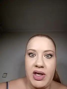 Snapshot of angelcurvy chatting on 11.07.25 angelcurvy online show from 11.07.25