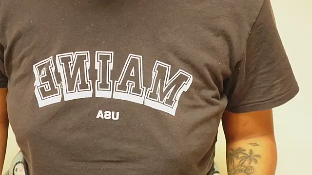 Snapshot of IzzyyBeelmonth chatting on 12.21.24 IzzyyBeelmonth online show from 12.21.24