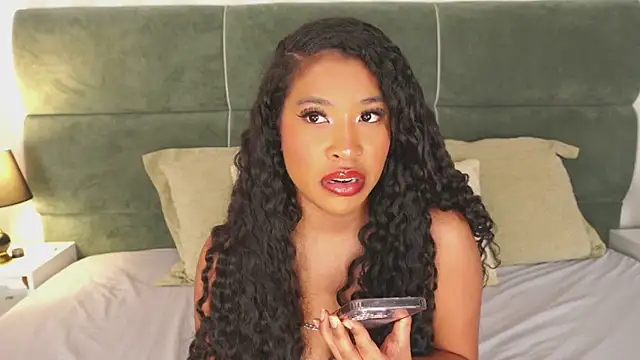 Snapshot of IzzyyBeelmonth chatting on 03.06.25 IzzyyBeelmonth online show from 03.06.25