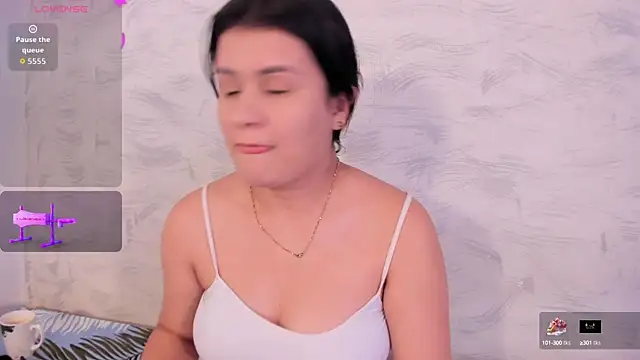 Snapshot of Elalove_ chatting on 10.15.25 Elalove online show from 10.15.25