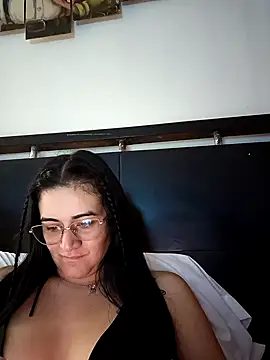 Snapshot of Hanna_Kinsley chatting on 11.12.25 Hanna Kinsley online show from 11.12.25