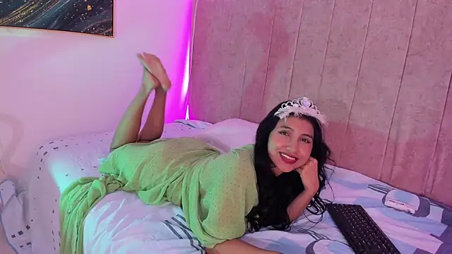 Snapshot of naomiii__ chatting on 09.17.25 naomiii online show from 09.17.25