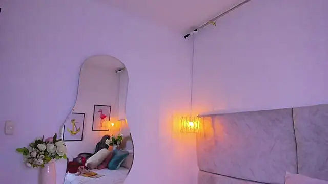 Snapshot of naomiii__ chatting on 10.30.25 naomiii online show from 10.30.25