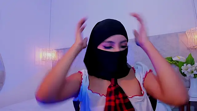 Snapshot of naomiii__ chatting on 11.04.25 naomiii online show from 11.04.25