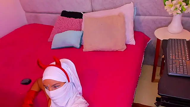 Snapshot of naomiii__ chatting on 11.05.25 naomiii online show from 11.05.25