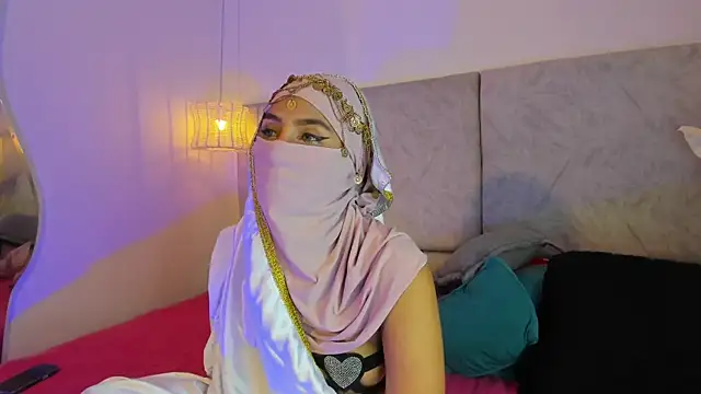 Snapshot of naomiii__ chatting on 11.11.25 naomiii online show from 11.11.25