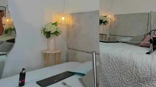 Snapshot of naomiii__ chatting on 11.14.25 naomiii online show from 11.14.25