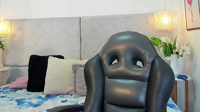 Snapshot of naomiii__ chatting on 11.24.25 naomiii online show from 11.24.25