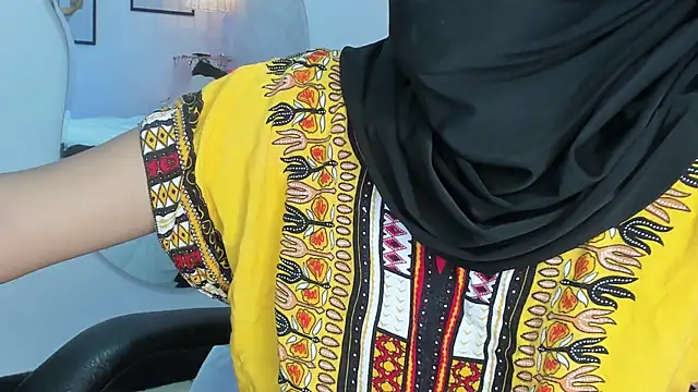 Snapshot of naomiii__ chatting on 12.20.25 naomiii online show from 12.20.25