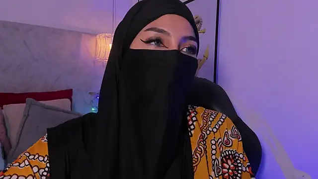 Snapshot of naomiii__ chatting on 12.22.25 naomiii online show from 12.22.25