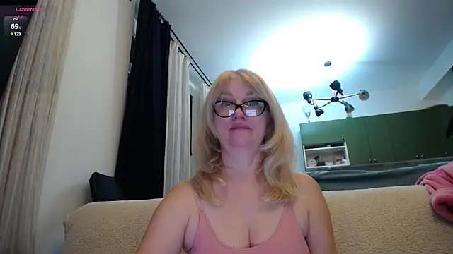 Snapshot of Blond_Woman chatting on 01.17.25 Blond Woman online show from 01.17.25
