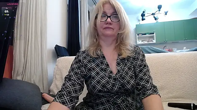 Snapshot of Blond_Woman chatting on 01.28.25 Blond Woman online show from 01.28.25