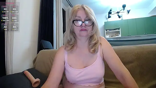 Snapshot of Blond_Woman chatting on 02.15.25 Blond Woman online show from 02.15.25