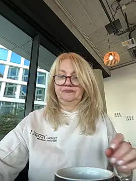 Snapshot of Blond_Woman chatting on 03.18.25 Blond Woman online show from 03.18.25