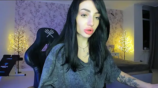 Snapshot of NancyLovee_ chatting on 12.21.25 NancyLovee online show from 12.21.25