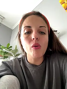 Snapshot of AmiLavs chatting on 11.18.25 AmiLavs online show from 11.18.25