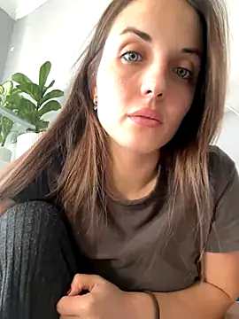 Snapshot of AmiLavs chatting on 12.05.25 AmiLavs online show from 12.05.25