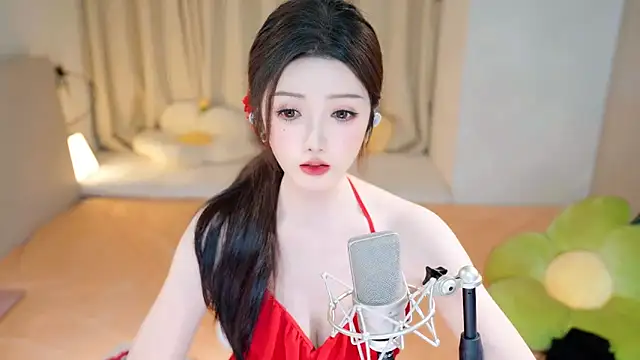 Snapshot of Eimile chatting on 12.23.24 Eimile online show from 12.23.24