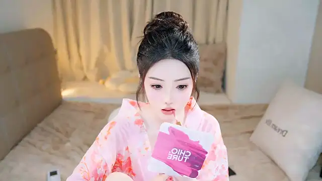 Snapshot of Eimile chatting on 03.09.25 Eimile online show from 03.09.25