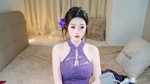 Snapshot of Eimile chatting on 03.10.25 Eimile online show from 03.10.25