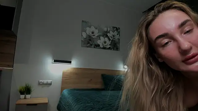 Snapshot of chloewallace chatting on 12.02.24 chloewallace online show from 12.02.24