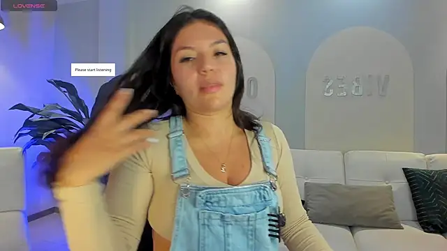 Snapshot of ValeriaRoldanX chatting on 05.15.26 ValeriaRoldanX online show from 05.15.26