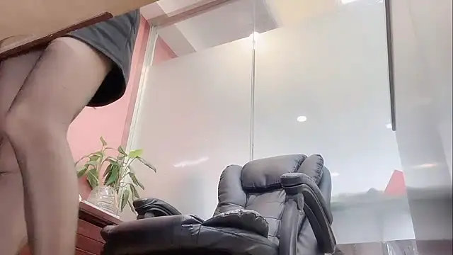 Snapshot of QianF-666 chatting on 12.20.25 QianF-666 online show from 12.20.25