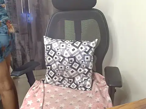 Snapshot of CUTE_princess_143 chatting on 09.25.25 CUTE princess 143 online show from 09.25.25