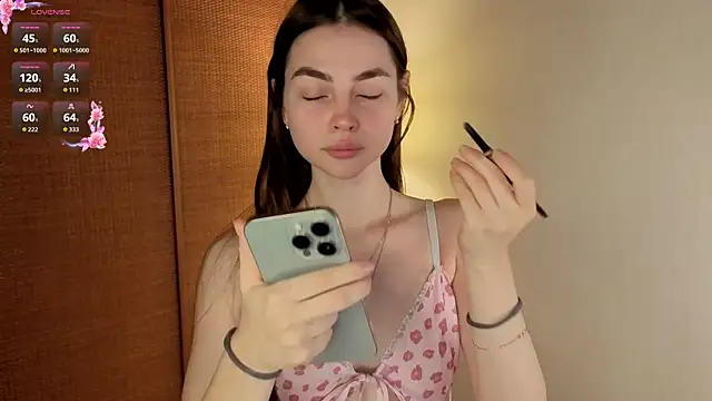 Snapshot of MaryJacksoon chatting on 10.27.25 MaryJacksoon online show from 10.27.25