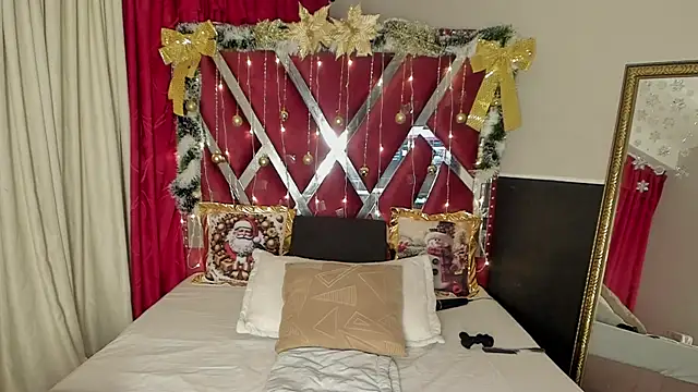 Snapshot of MicaelaHot_ chatting on 12.01.25 MicaelaHot online show from 12.01.25