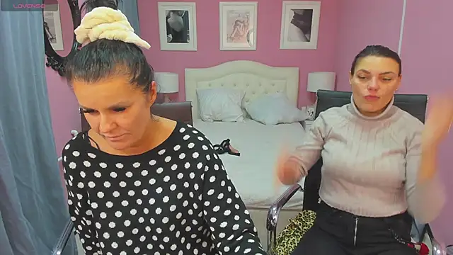 Snapshot of EricaAndPenelopa chatting on 12.04.24 EricaAndPenelopa online show from 12.04.24