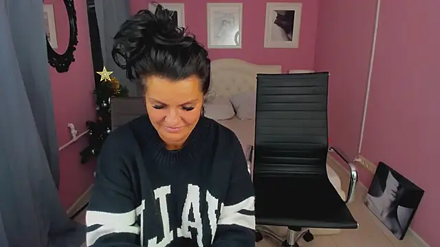 Snapshot of EricaAndPenelopa chatting on 12.13.24 EricaAndPenelopa online show from 12.13.24