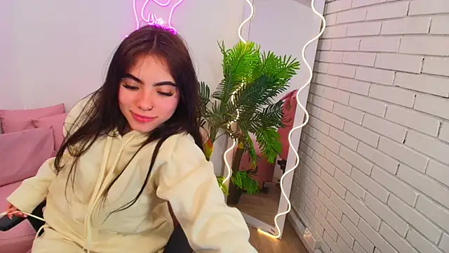 Roxanne tay online show from 12.12.24