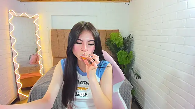 Roxanne tay online show from 12.24.24