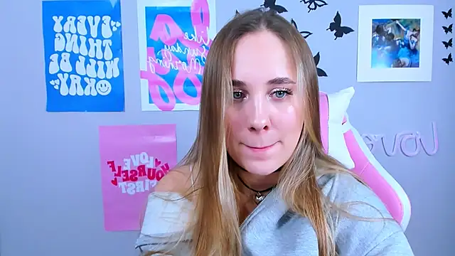 Snapshot of MiaMilas chatting on 12.20.24 MiaMilas online show from 12.20.24