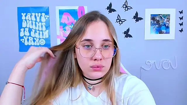 Snapshot of MiaMilas chatting on 12.23.24 MiaMilas online show from 12.23.24