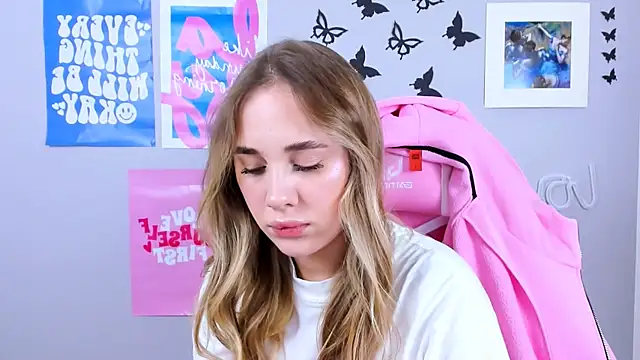 Snapshot of MiaMilas chatting on 12.30.24 MiaMilas online show from 12.30.24