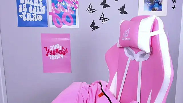 Snapshot of MiaMilas chatting on 01.23.25 MiaMilas online show from 01.23.25