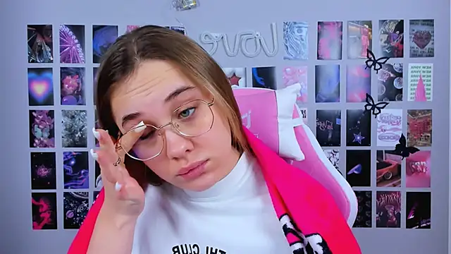 Snapshot of MiaMilas chatting on 02.08.25 MiaMilas online show from 02.08.25