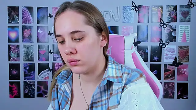 Snapshot of MiaMilas chatting on 02.13.25 MiaMilas online show from 02.13.25