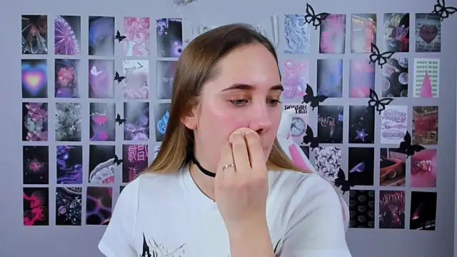 Snapshot of MiaMilas chatting on 02.19.25 MiaMilas online show from 02.19.25