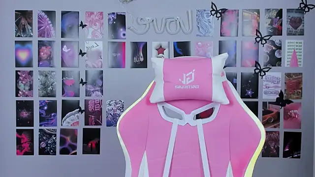 Snapshot of MiaMilas chatting on 02.19.25 MiaMilas online show from 02.19.25