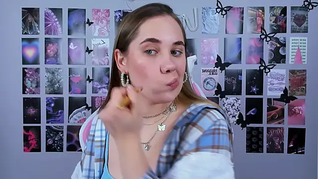 Snapshot of MiaMilas chatting on 02.20.25 MiaMilas online show from 02.20.25